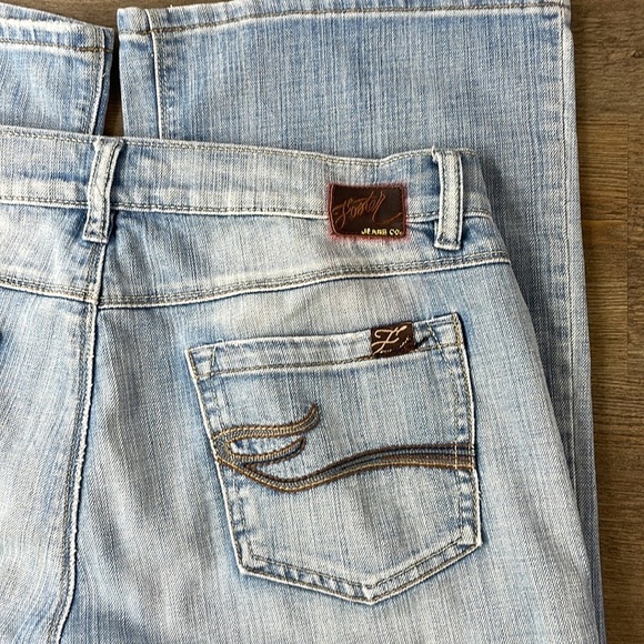 Foster Jeans Co Women’s High Rise Light Wash Boot Cut Jeans, size 12 - Picture 11 of 13